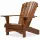 Adirondack Gartenstuhl in einer mediterranen Garten-Szene mit Texteinblendungen der Produktvorteile: Massive heimische Esche, edles Nussbaum-Finish, luxuriöser Sitzkomfort, handgefertigt in Europa und extra breite Armlehnen als Ablagefläche für Getränke