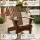 Frontalansicht des Adirondack Chair Comfort de luxe in Nussbaum-Optik. Die Aufnahme betont die fächerförmige Rückenlehne, die breite Sitzfläche und die großzügigen, flachen Armlehnen des handgefertigten Holzstuhls