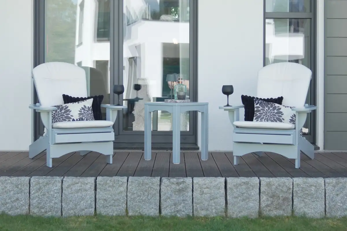 moderne-adirondack-stuehle-set-hellblau-terrasse.webp