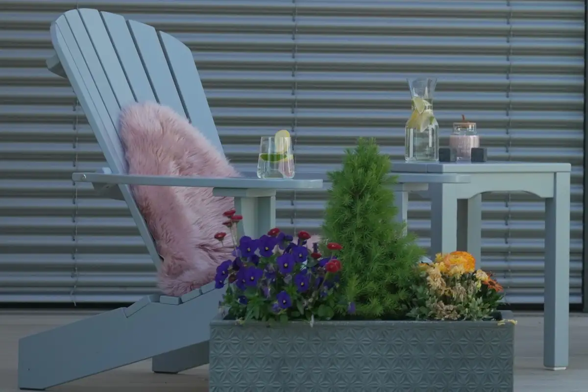 outdoor-lounge-set-mit-sidetable-und-deko.webp