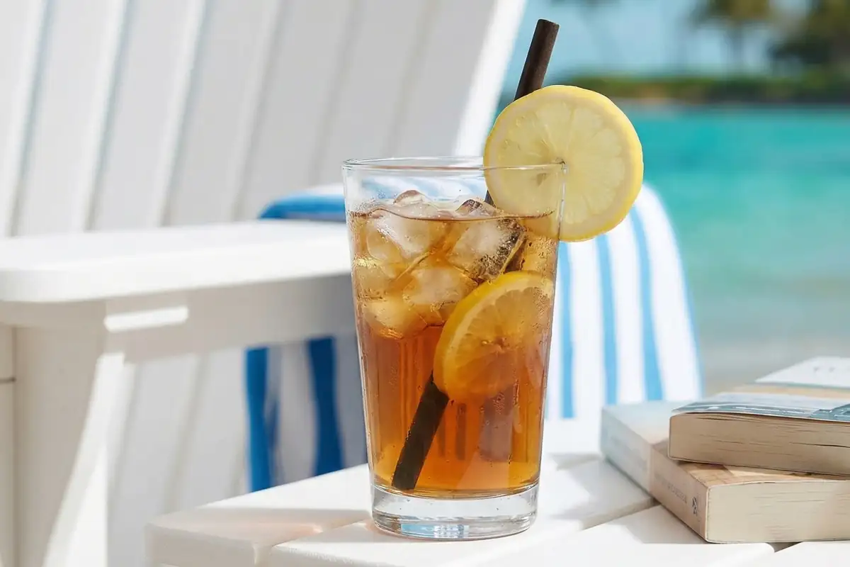 sommer-erfrischung-sandstrand-cocktail.webp