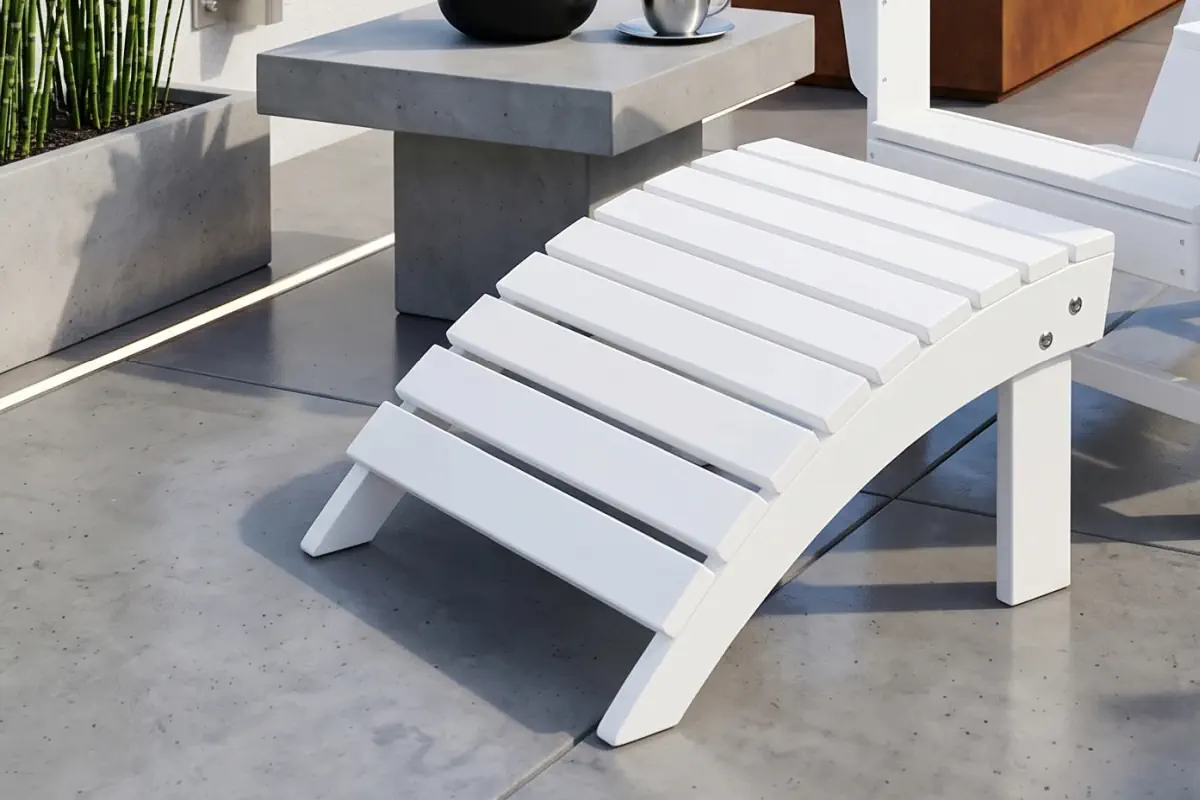 weisser-gerundeter-fusshocker-auf-moderner-terrasse